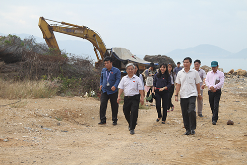 Đồng chí Lê Xuân Thân dẫn đầu đoàn giám sát tại dự án Hòn Rùa