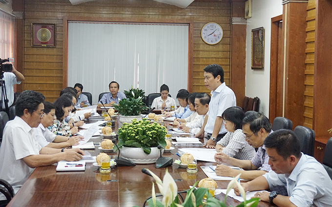 Ông Trần Duy Hưng báo cáo Thường trực Tỉnh ủy các đề xuất của Ban Biên tập Báo Khánh Hòa.