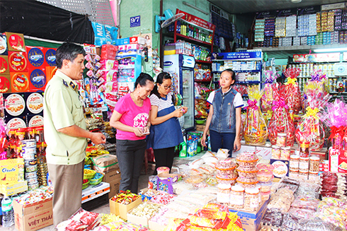 Lực lượng chức năng kiểm tra, kiểm soát thị trường hàng hóa tại chợ Phước Thái (TP. Nha Trang).