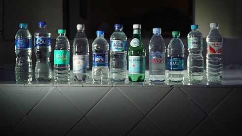 Kết quả cho thấy, hạt nhựa được tìm thấy thấy trong 93% số mẫu nước đóng chai được thu thập thuộc nhiều thương hiệu lớn như Aqua, Aquafina, Dasani, Evian, Nestle Pure Life hay San Pellegrino. Ảnh: BBC
