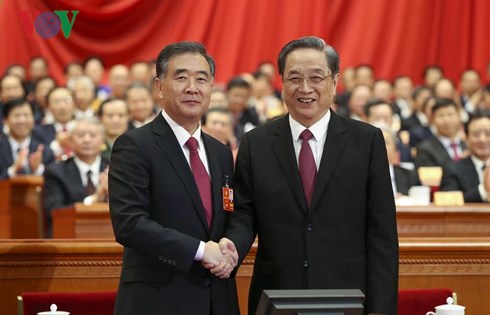 Nguyên Chủ tịch Chính hiệp Trung Quốc Du Chính Thanh (bên phải) chúc mừng ông Uông Dương.