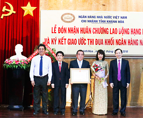 Đồng chí Lê Thanh Quang trao Huân chương Lao động hạng Nhất cho Ngân hàng Nhà nước Chi nhánh Khánh Hòa.