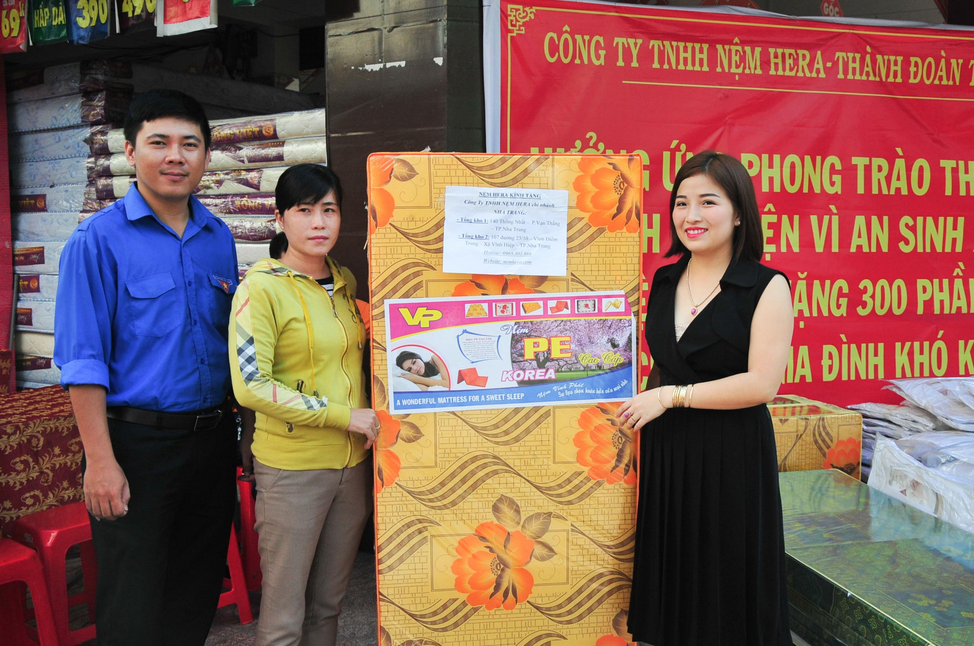 Công ty TNHH Nệm Hera cùng Thành đoàn Nha Trang trao quà cho gia đình có hoàn cảnh khó khăn