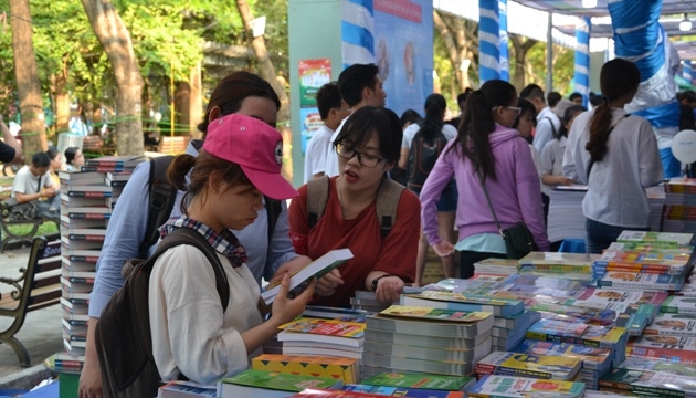 Đông đảo bạn đọc đến với Hội sách TP Hồ Chí Minh lần thứ 10.