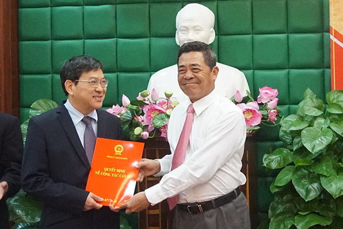 Ông Lê Thanh Quang trao quyết định của Ban Bí thư cho ông Nguyễn Duy Bắc.
