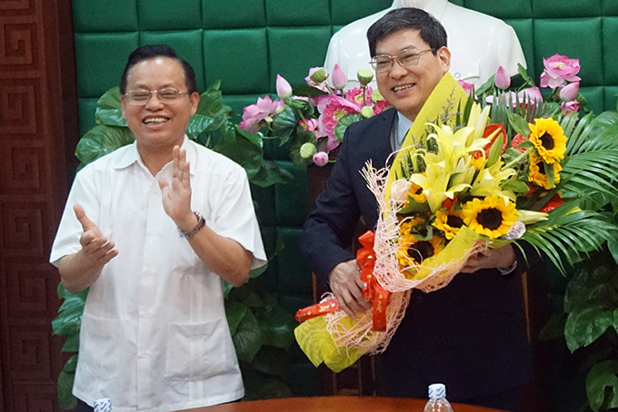 Phó Giáo sư - Tiến sĩ Lê Quốc Lý tặng hoa chúc mừng ông Nguyễn Duy Bắc.