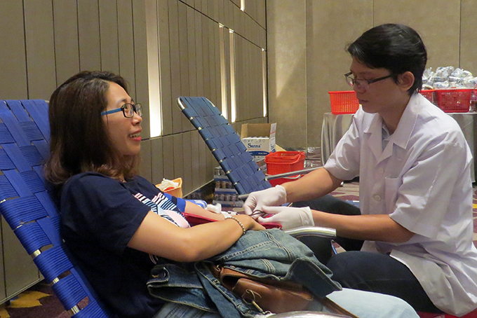 Nhân viên các khách sạn tham gia hiến máu tình nguyện.