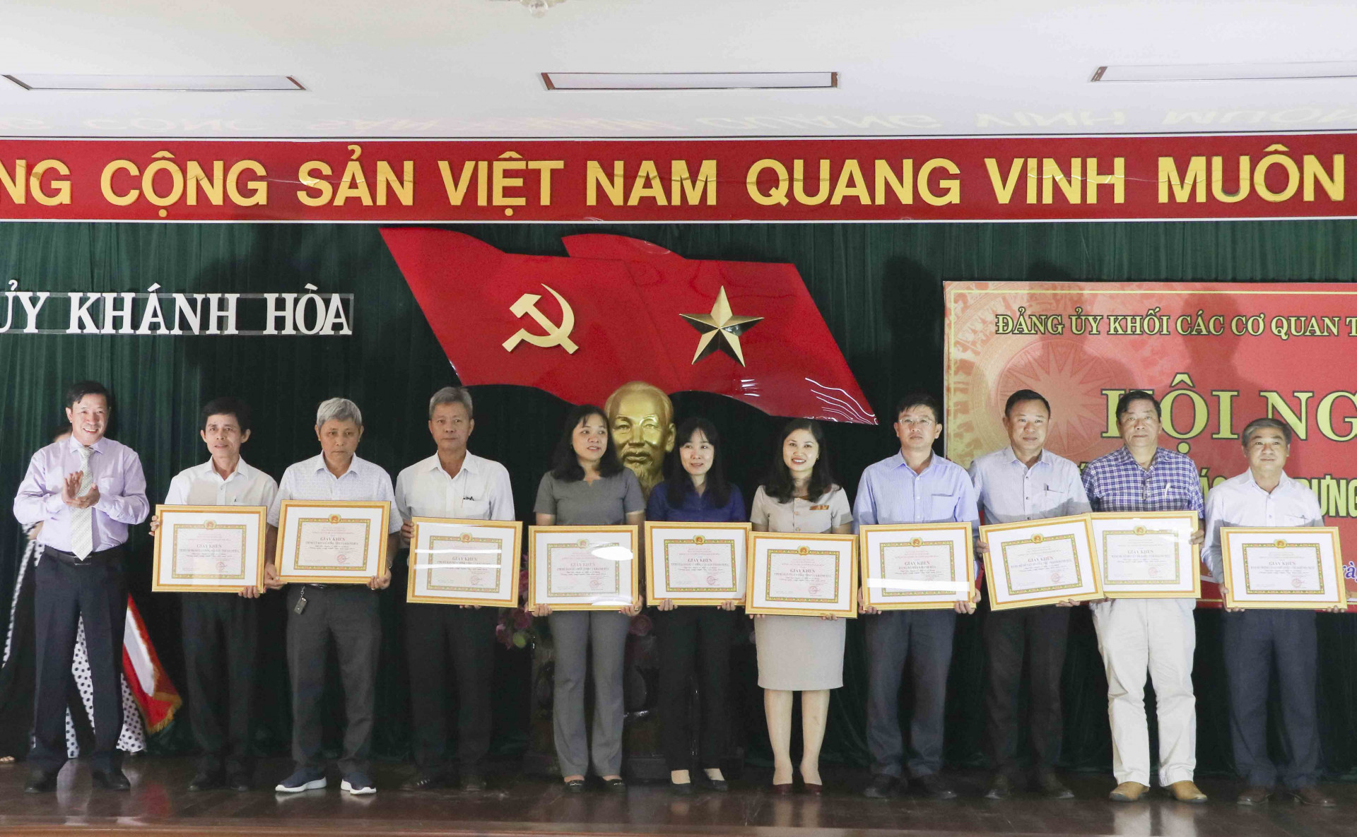 Ông Lương Kiên Định - Bí thư Đảng ủy Khối Các cơ quan tỉnh (bìa trái) trao giấy khen cho các tổ chức cơ sở Đảng xuất sắc