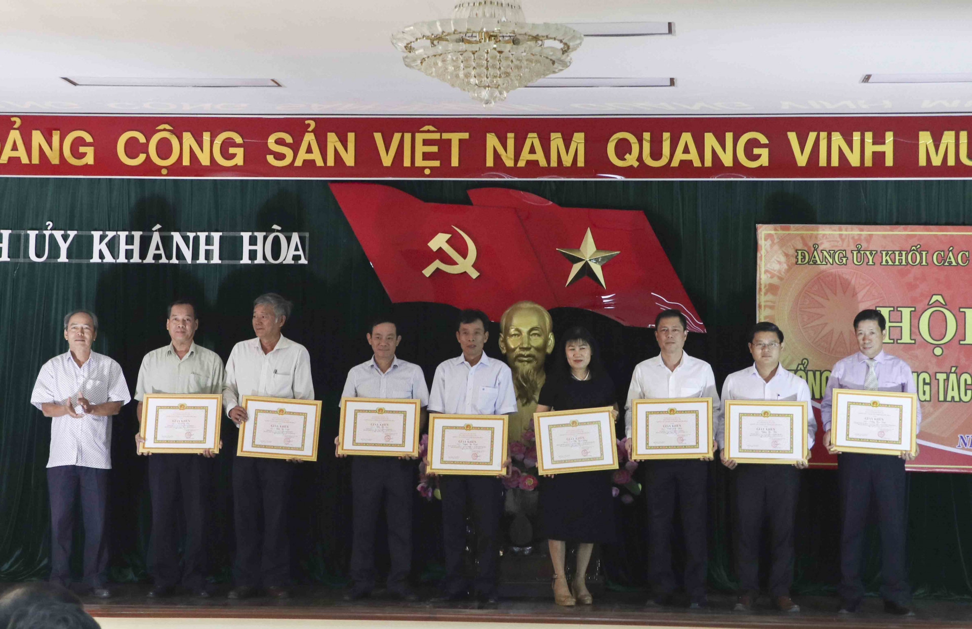 Ông Phan Hồng Thái - Phó Bí thư Đảng ủy Khối các cơ quan tỉnh (bìa trái) trao giấy khen cho các cá nhân hoàn thành xuất sắc nhiệm vụ 5 năm liên tục 