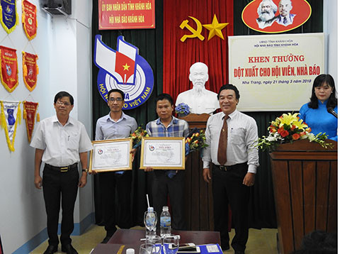 Đồng chí Nguyễn Tấn Tuân (bìa trái) cùng lãnh đạo Hội nhà báo tỉnh trao thưởng cho hai phóng viên
