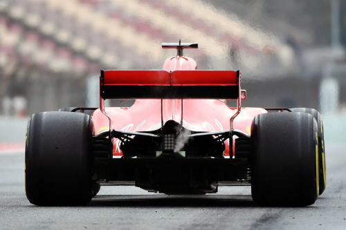 Red Bull cáo buộc xe của Ferrari dư khói do sử dụng nhiều dầu. Ảnh: F1.com.