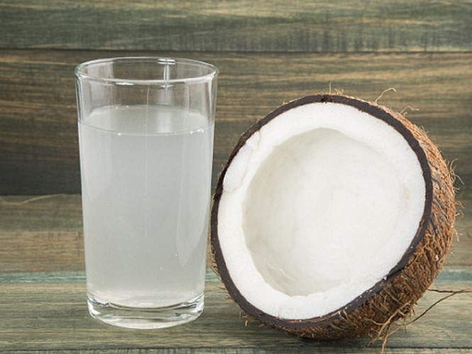 Mặc dù nước dừa rất tốt cho sức khỏe nhưng các chuyên gia khuyến cáo không nên dùng nước dừa để thay thế một phần cho nước uống ẢNH MINH HỌA: SHUTTERSTOCK