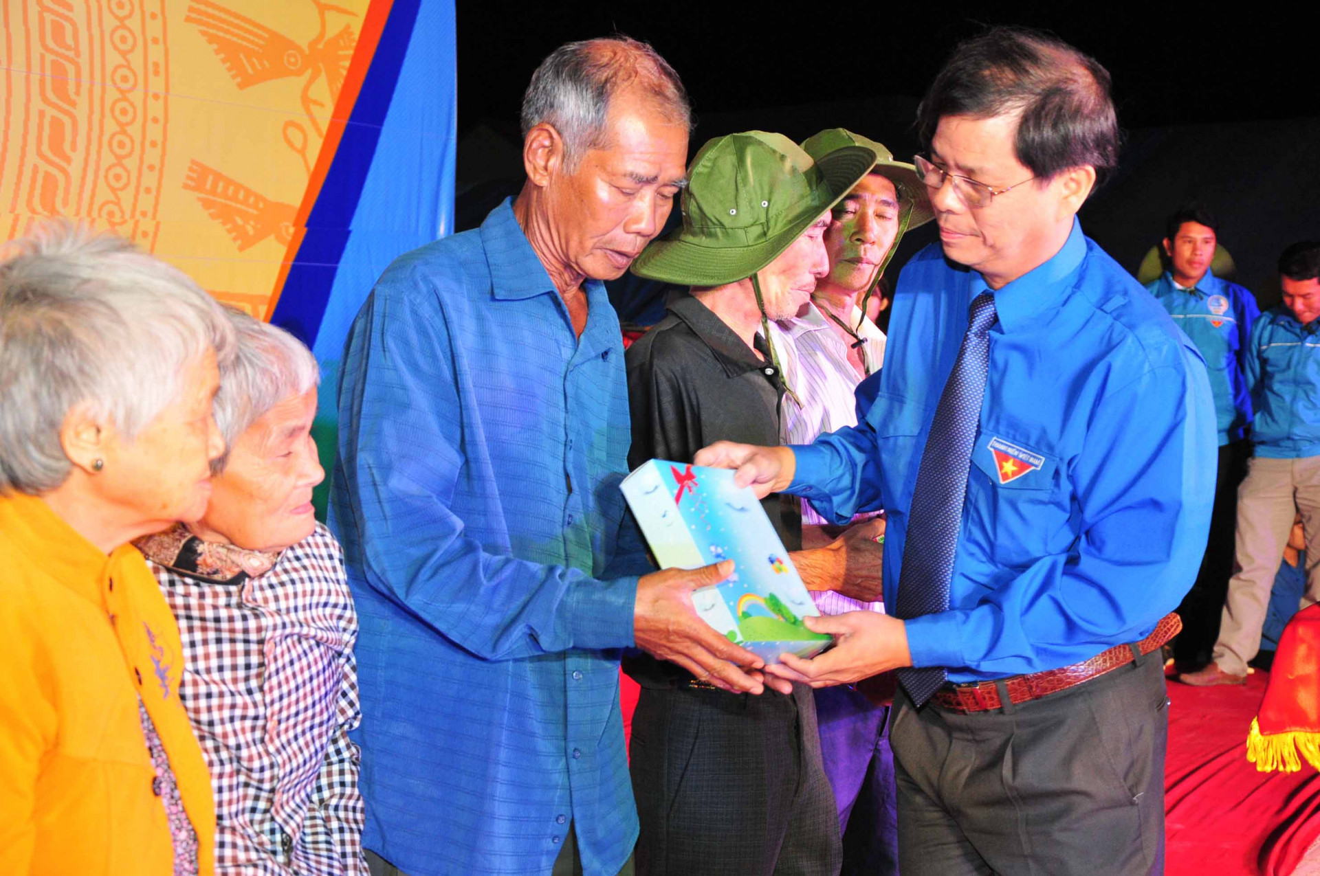 Ông Nguyễn Tấn Tuân trao quà cho các gia đình chính sách