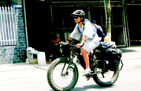 Anh Makoto Jigami với chiếc xe đạp trên đường phố Nha Trang.