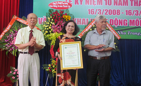 Hội Bảo vệ thiên nhiên môi trường Việt Nam tặng bằng khen cho Hội.