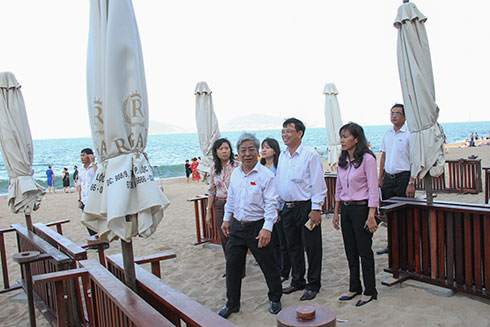 Đoàn khảo sát của HĐND tỉnh khảo sát việc đặt dù trên bãi biển Nha Trang.