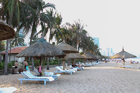 Dù nghỉ mát tràn lan trên bãi biển Nha Trang.