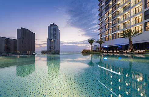 Từ bể bơi tầng 6, du khách có thể thưởng ngoạn tầm nhìn khoáng đạt ra thành phố và vịnh Nha Trang xanh mát.