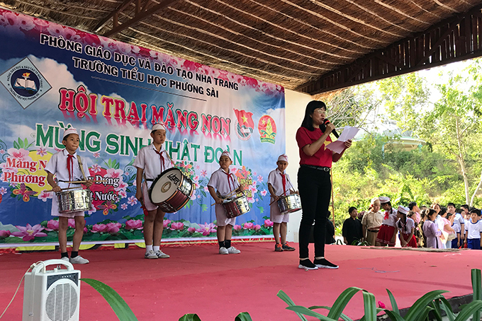 Cô Nguyễn Thị Hải Yến - Hiệu trưởng nhà trường khai mạc Hội trại măng non