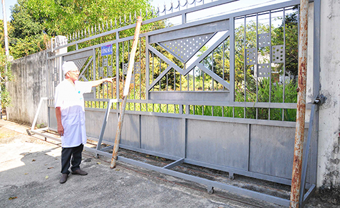 Cổng vào khu cấp cứu của Bệnh viện Đa khoa huyện Cam Lâm đã có nhưng không thể sử dụng.
