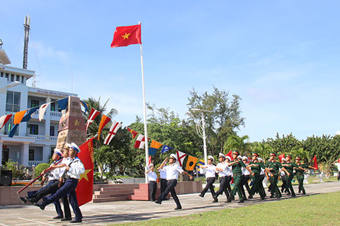 Lễ chào cờ, duyệt binh trên đảo Song Tử Tây.