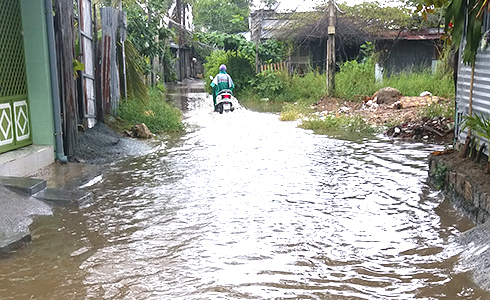Con hẻm 1 ở tổ 3 Phước Thành (chưa có mương thoát nước) vẫn bị ngập sâu trong mùa mưa năm ngoái.