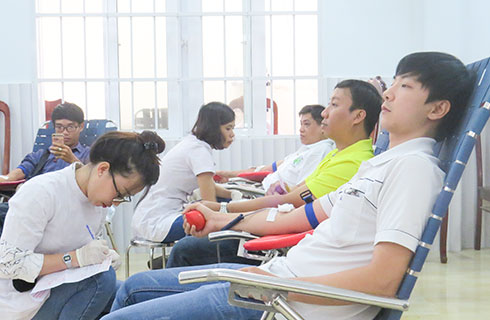 Đoàn viên, thanh niên TP. Nha Trang tham gia hiến máu tình nguyện trong Lễ hội Xuân Hồng.