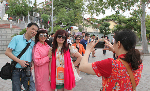 Khách du lịch Trung Quốc tham quan nhà thờ Chánh tòa Nha Trang.