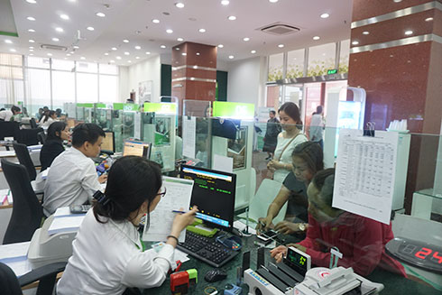 Giao dịch tại Vietcombank Khánh Hòa.