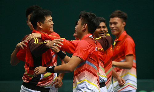 Niềm vui của các tuyển thủ Việt Nam sau khi giành vé thăng hạng Davis Cup. 