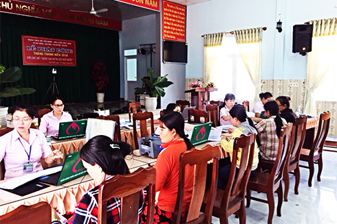 Phòng Giao dịch Ngân hàng Chính sách xã hội giải ngân vốn vay cho người dân xã Vạn Thắng, Vạn Ninh.