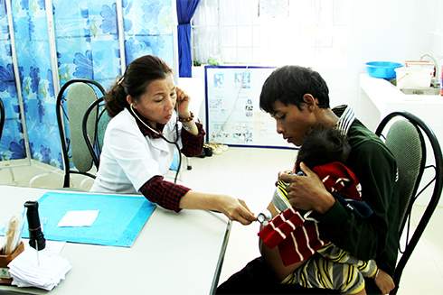 Hoạt động khám, chữa bệnh tại Trung tâm Y tế huyện Khánh Sơn.
