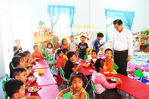 Đồng chí Nguyễn Tấn Tuân thăm Trường Mầm non xã Diên Hòa.