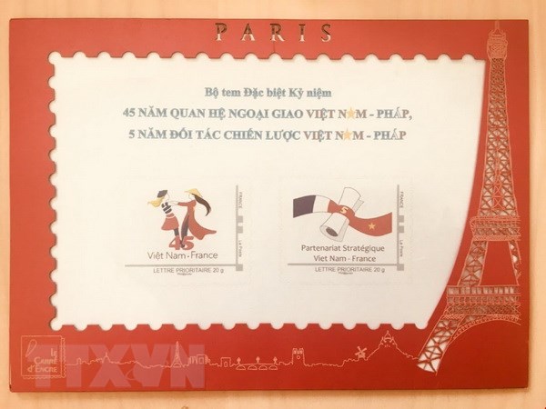 Bộ tem đặc biệt kỷ niệm quan hệ giữa Việt Nam và Pháp. (Ảnh: Linh Hương/TTXVN)