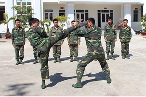 Các cán bộ, chiến sĩ Đại đội Trinh sát 21 tập luyện võ thuật.