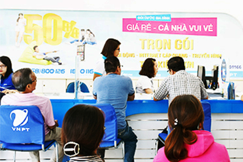 Khách hàng đến điểm giao dịch của Trung tâm Kinh doanh VNPT - Khánh Hòa cập nhật thông tin thuê bao di động.
