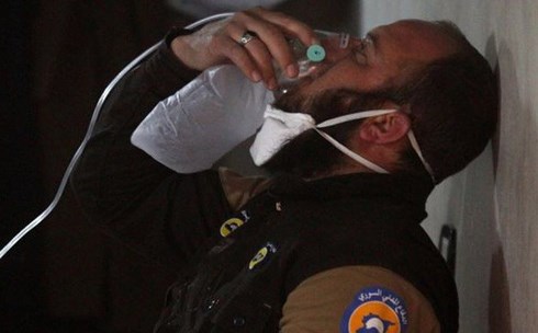 Một nạn nhân trong vụ tấn công bằng vũ khí hóa học tại Đông Ghouta, Syria. Ảnh: Reuters