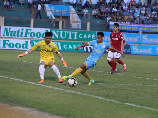 Các cầu thủ Sanna Khánh Hòa trong trận đấu với Than Quảng Ninh.