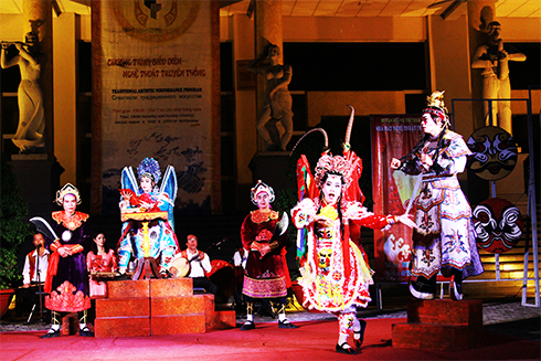 Trích đoạn Huê Thần Nữ dâng ngũ linh kỳ do diễn viên đoàn tuồng của Nhà hát Nghệ thuật truyền thống tỉnh biểu diễn.