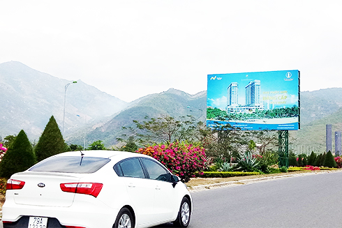  Bảng quảng cáo cỡ lớn trên Đại lộ Nguyễn Tất Thành đoạn qua huyện Cam Lâm.