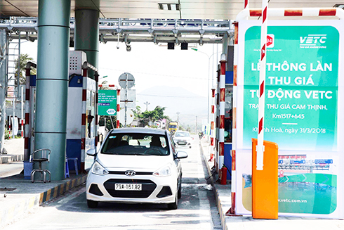 Xe sử dụng dịch vụ thu phí tự động không dừng tại trạm BOT Cam Thịnh.