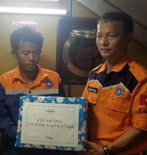 Ông Nguyễn Xuân Bình tặng quà cho thuyền viên bị nạn