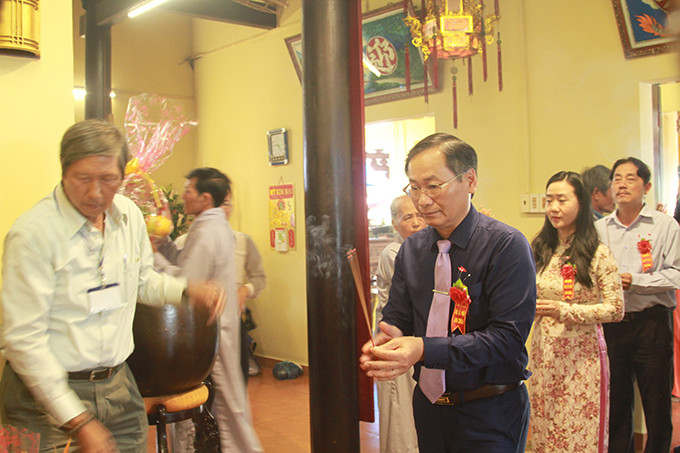 Ông Nguyễn Đắc Tài - Phó Chủ tịch UBND tỉnh Khánh Hòa dâng hương lên đức Thánh Mẫu Thiên Y A Na tại Lễ hội Am Chúa. 