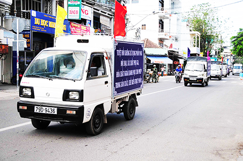 Các xe tuyên truyền về đảm bảo vệ sinh an toàn thực phẩm  trên các tuyến phố chính của TP. Nha Trang.