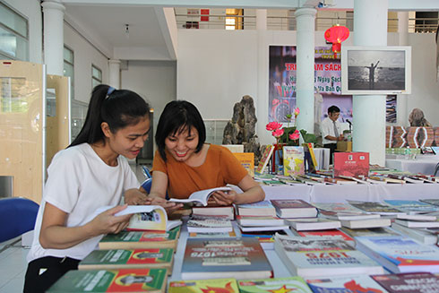 Đọc sách tại Thư viện tỉnh Khánh Hòa.