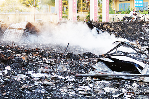 Hiện trường vụ cháy kho chứa phế liệu ở xã Vĩnh Ngọc. 