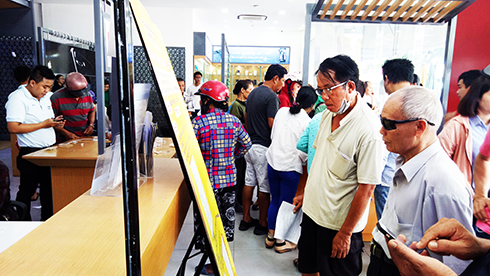 Khách hàng xem hướng dẫn điền thông tin vào phiếu đăng ký  tại điểm giao dịch MobiFone số 69 Quang Trung.
