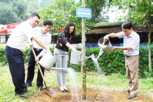 Ban Biên tập Báo Khánh Hòa và Báo Phú Thọ trồng cây tại Vườn cây lưu niệm Quốc gia Đền Hùng.