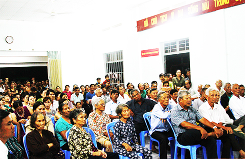 Người dân thôn Tân Hưng tham dự cuộc họp xét lại danh hiệu Gia đình văn hóa năm 2017 vào tối 20-4.