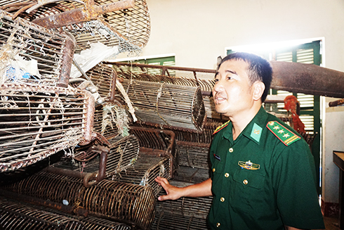 Những lồng cào sò bị thu giữ ở Đồn Biên phòng Cam Ranh.